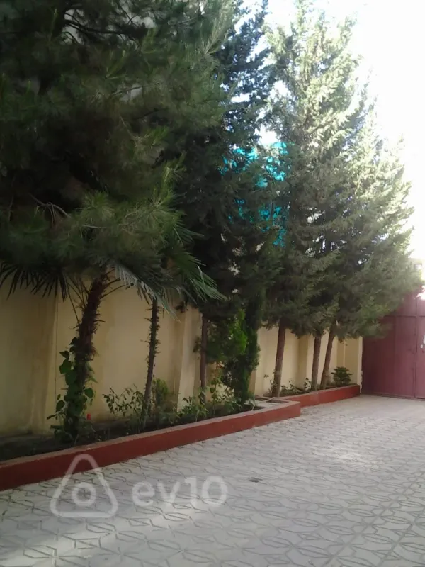 Satılır 10 otaqlı həyət evi 750 m²