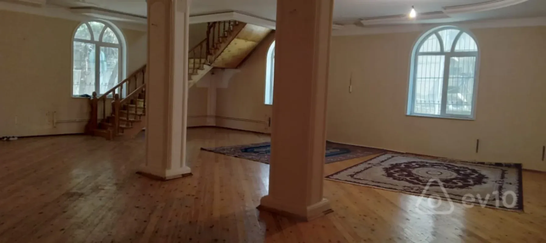 Satılır 10 otaqlı həyət evi 750 m²