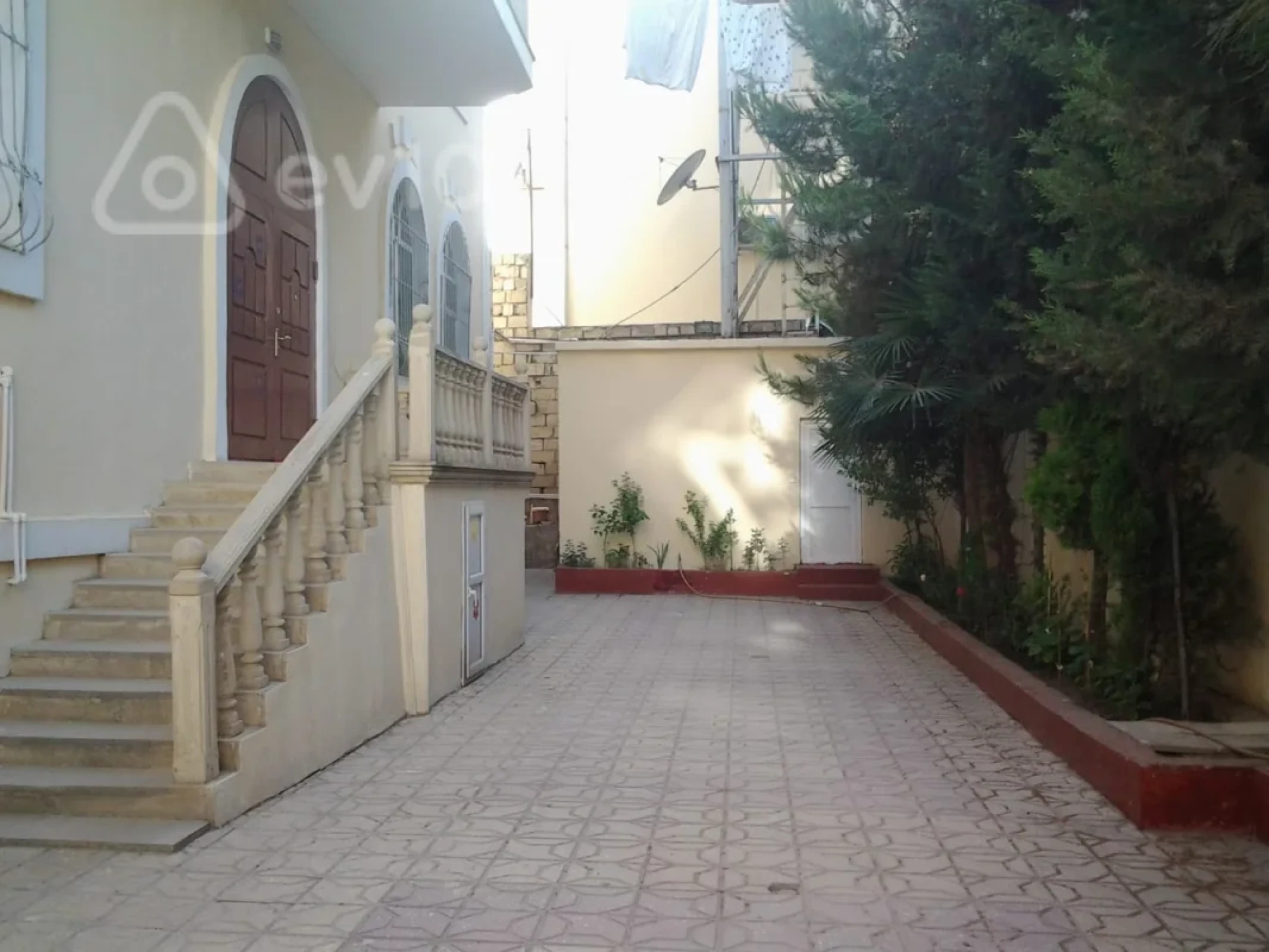 Satılır 10 otaqlı həyət evi 750 m²