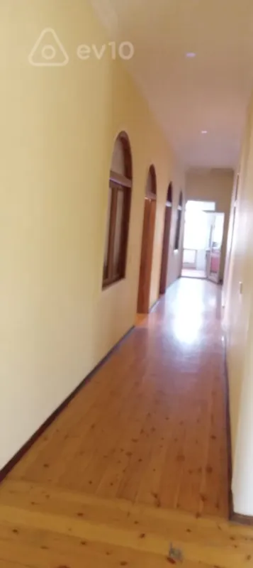 Satılır 10 otaqlı həyət evi 750 m²