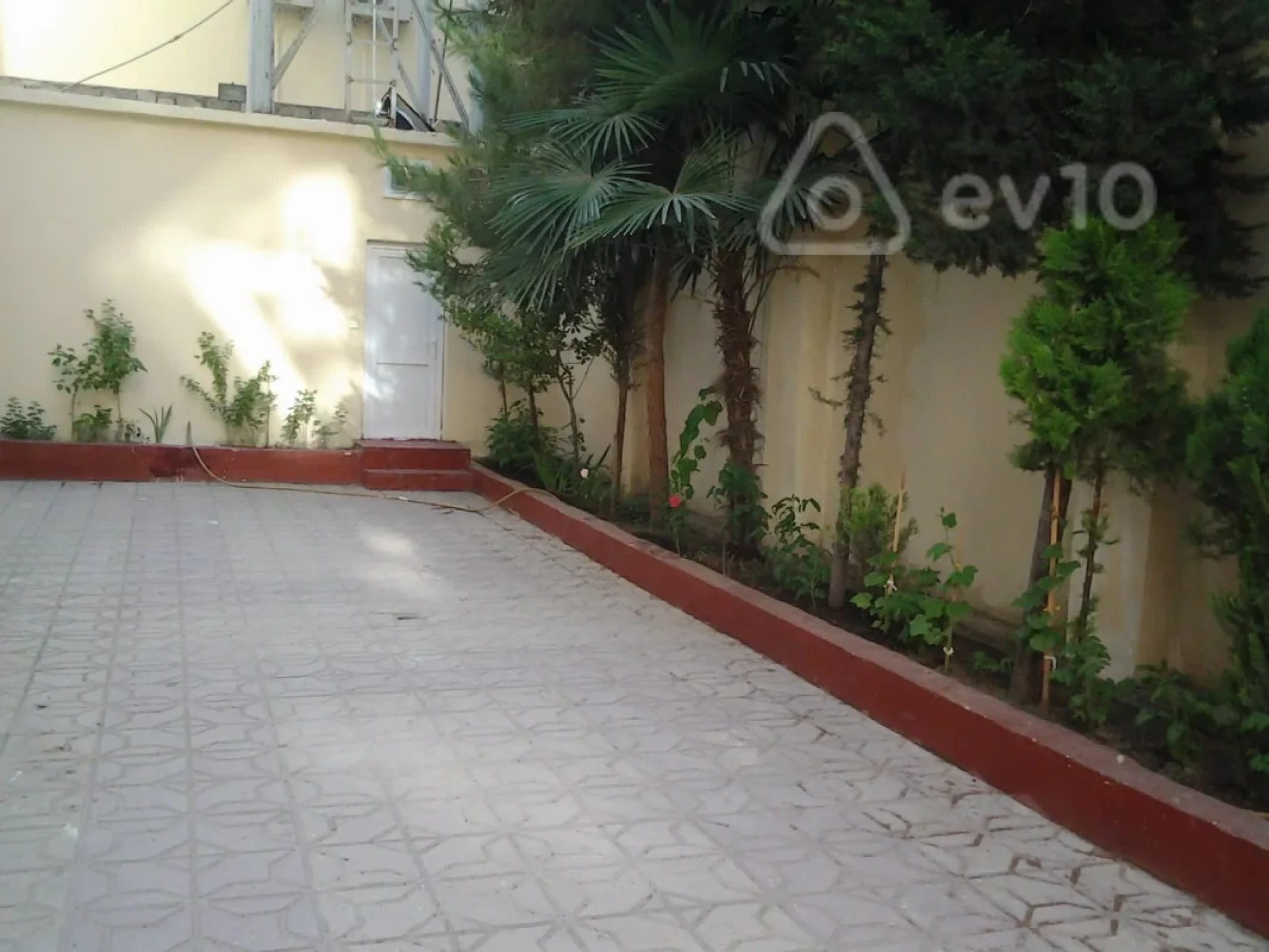 Satılır 10 otaqlı həyət evi 750 m²