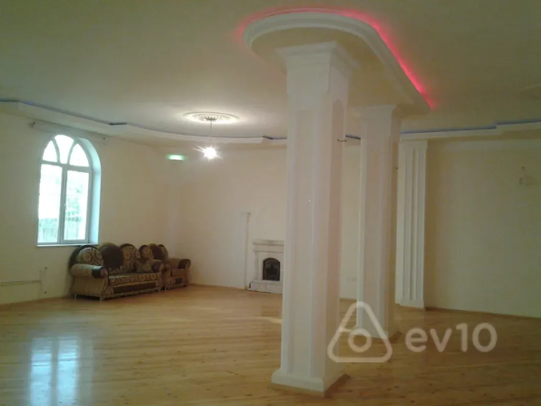 Satılır 10 otaqlı həyət evi 750 m²