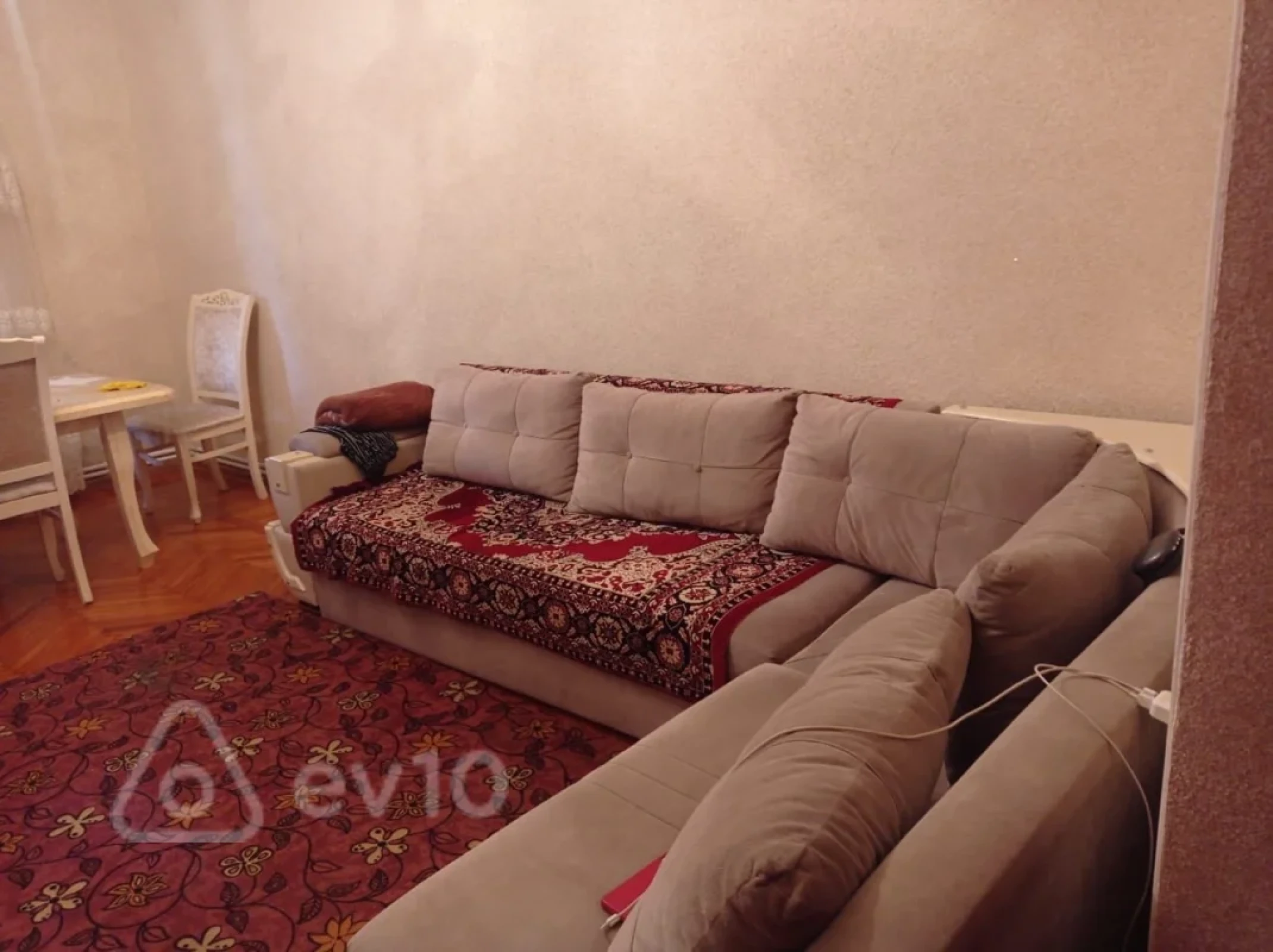 Kirayə verilir 2 otaqlı köhnə tikili 100 m²