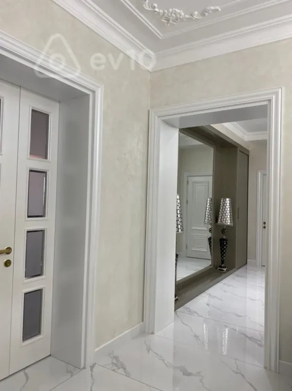 Satılır 4 otaqlı yeni tikili 200 m²