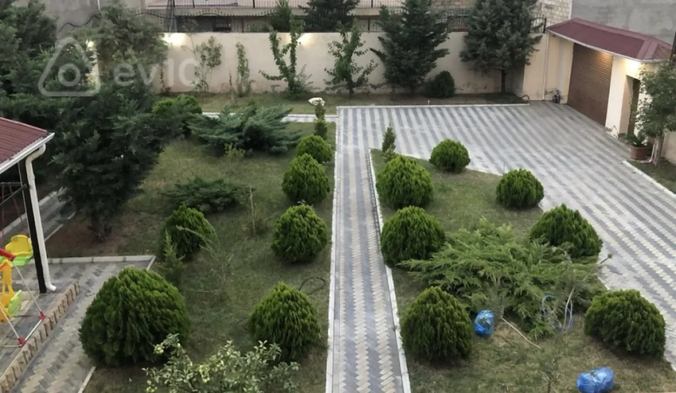 Satılır 6 otaqlı həyət evi 300 m²