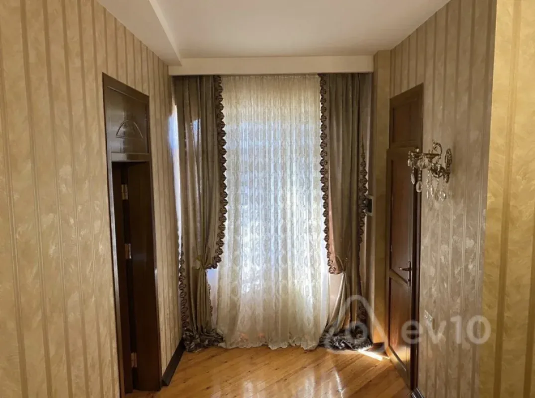 Satılır 6 otaqlı həyət evi 300 m²