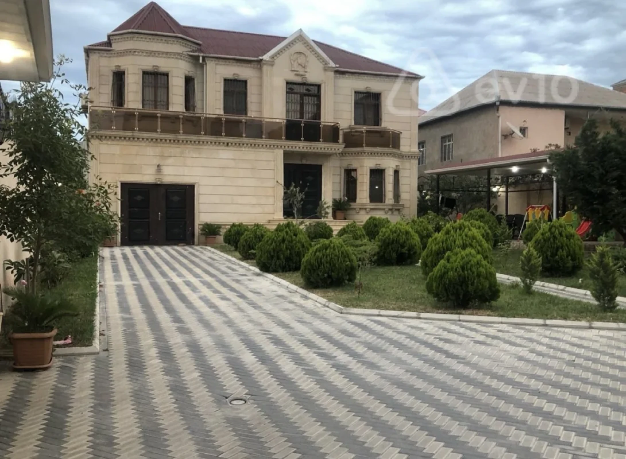 Satılır 6 otaqlı həyət evi 300 m²