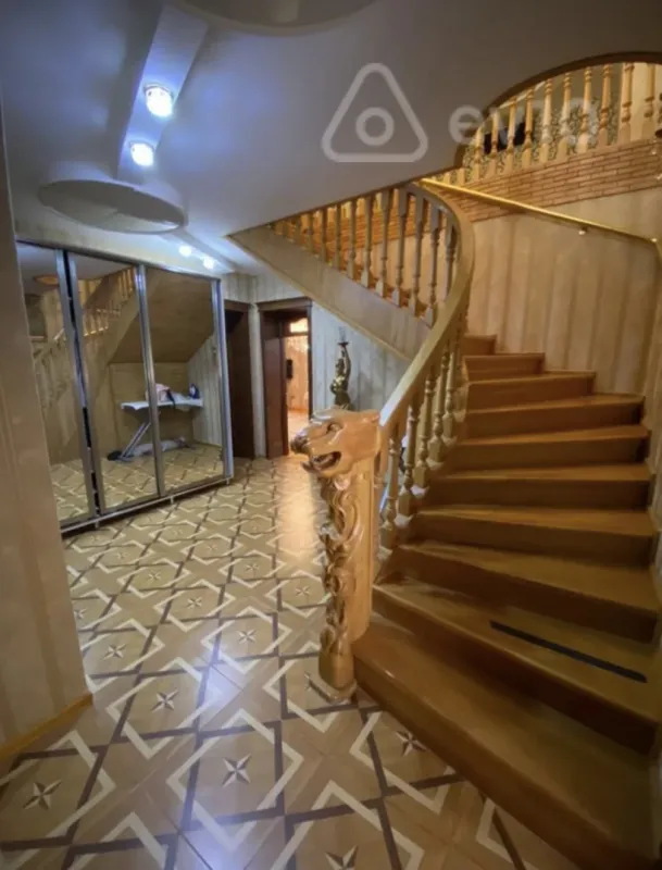 Satılır 6 otaqlı həyət evi 300 m²