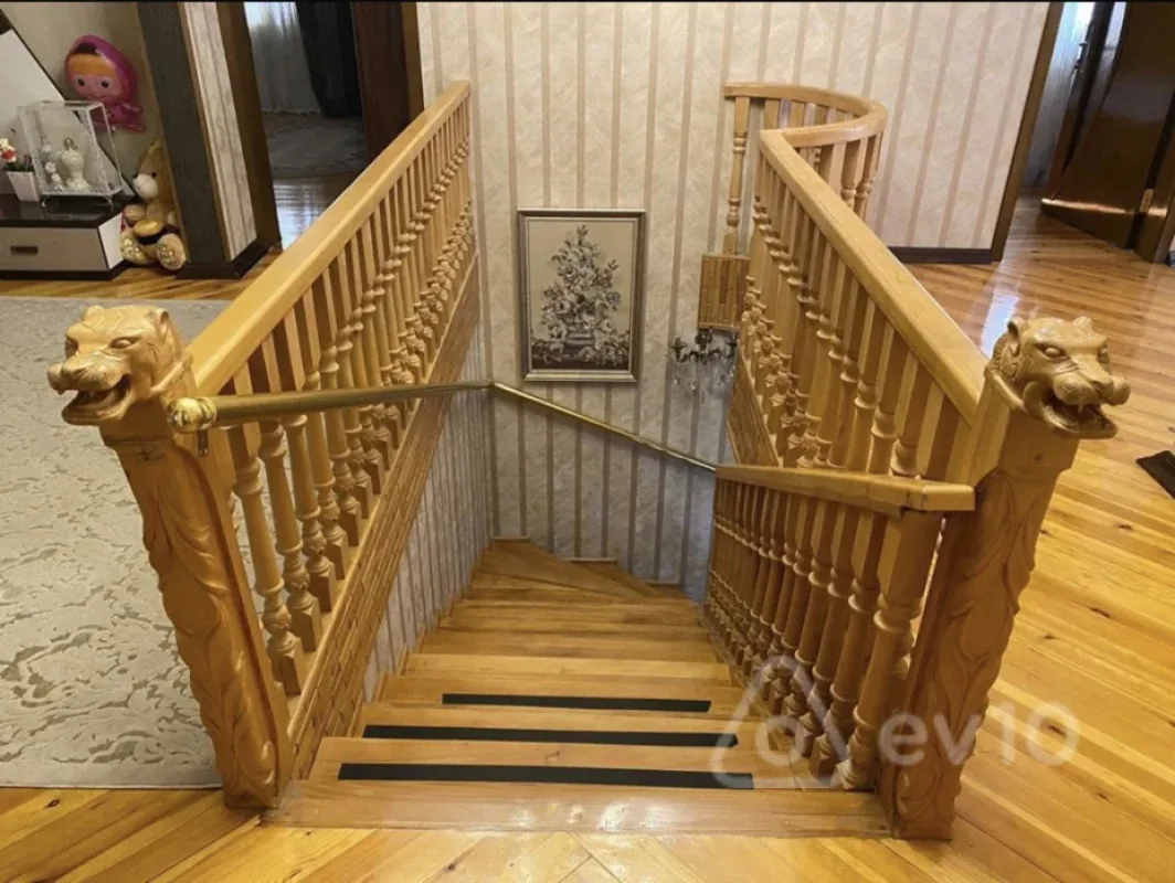 Satılır 6 otaqlı həyət evi 300 m²