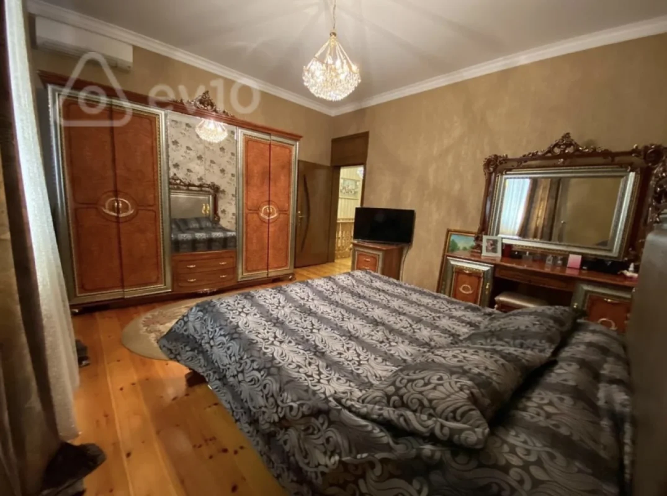 Satılır 6 otaqlı həyət evi 300 m²