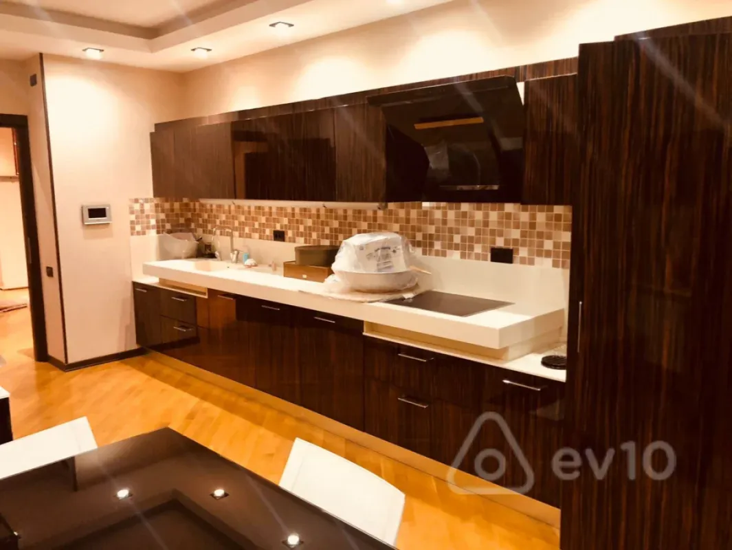 Kirayə verilir 4 otaqlı yeni tikili 217 m²