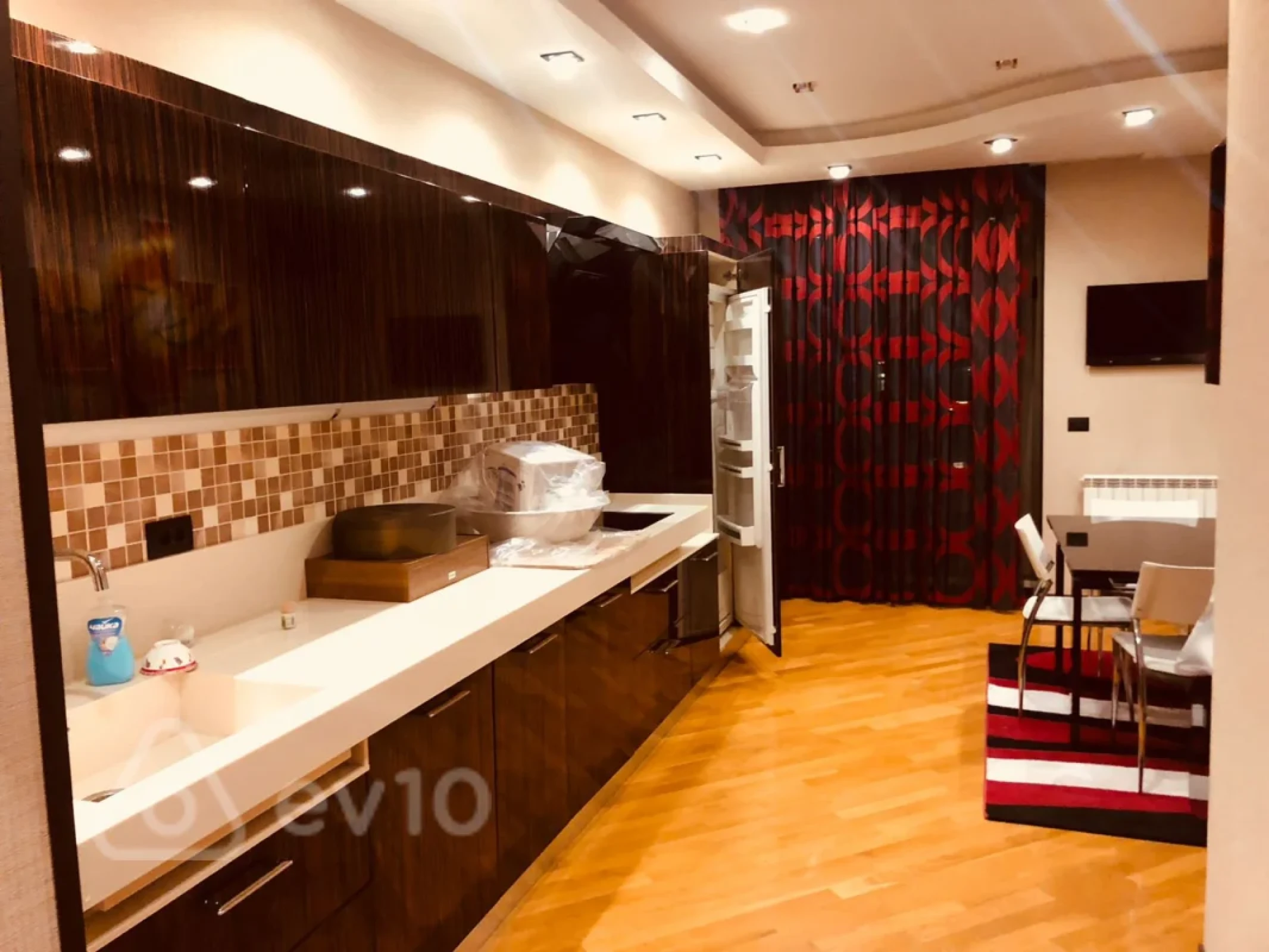 Kirayə verilir 4 otaqlı yeni tikili 217 m²