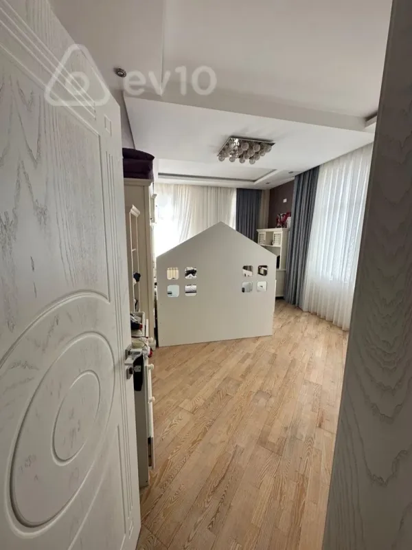 Kirayə verilir 4 otaqlı yeni tikili 250 m²