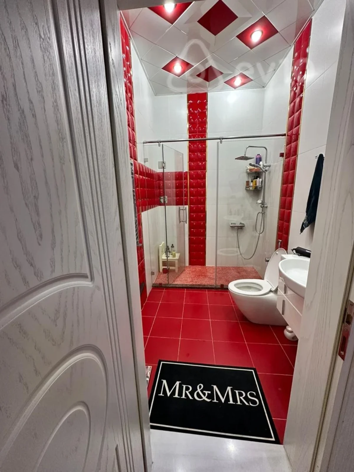 Kirayə verilir 4 otaqlı yeni tikili 250 m²