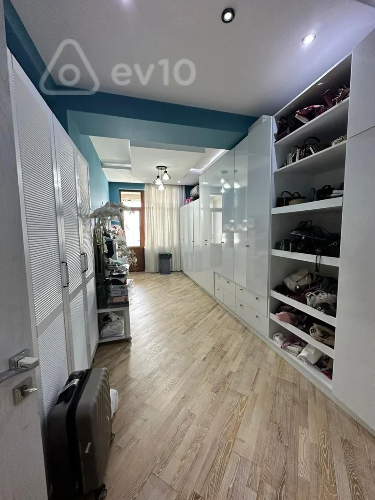 Kirayə verilir 4 otaqlı yeni tikili 250 m²