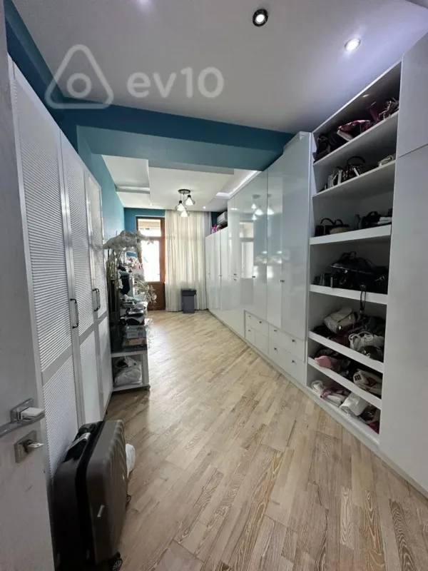 Kirayə verilir 4 otaqlı yeni tikili 250 m²