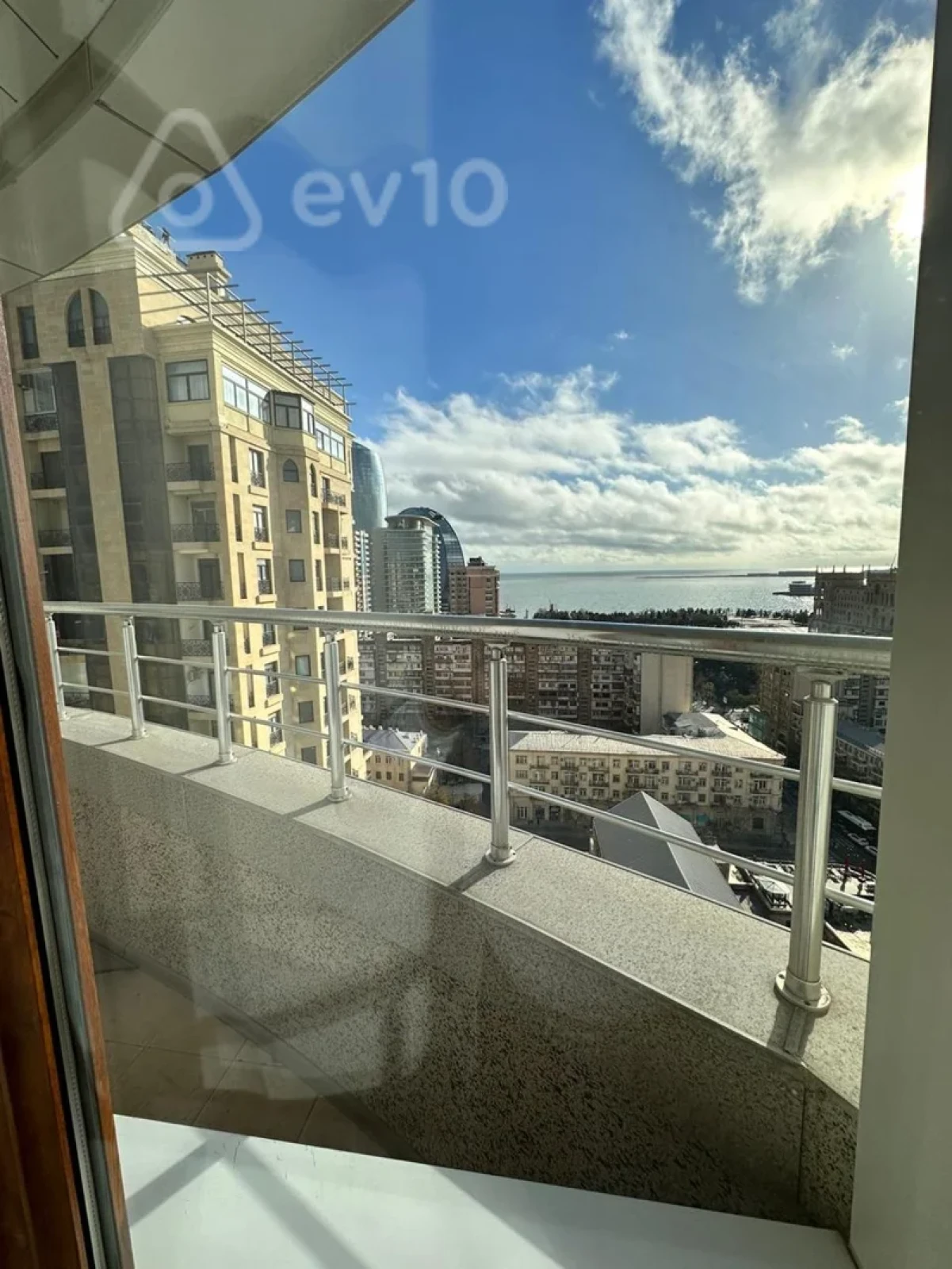 Kirayə verilir 4 otaqlı yeni tikili 250 m²