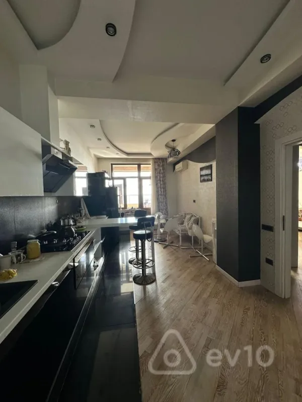 Kirayə verilir 4 otaqlı yeni tikili 250 m²