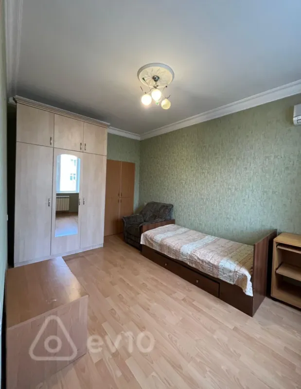 Kirayə verilir 4 otaqlı köhnə tikili 120 m²