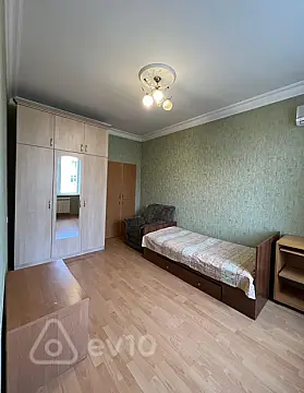 Kirayə verilir 4 otaqlı köhnə tikili 120 m²
