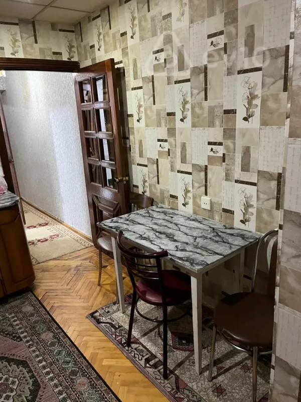 Kirayə verilir 3 otaqlı köhnə tikili 85 m²