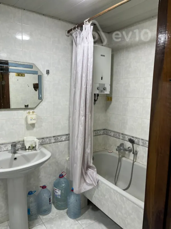 Kirayə verilir 3 otaqlı köhnə tikili 85 m²