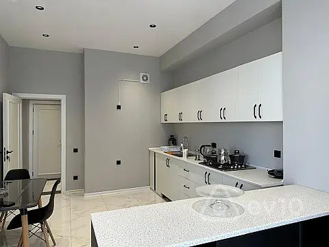 Kirayə verilir 4 otaqlı yeni tikili 180 m²