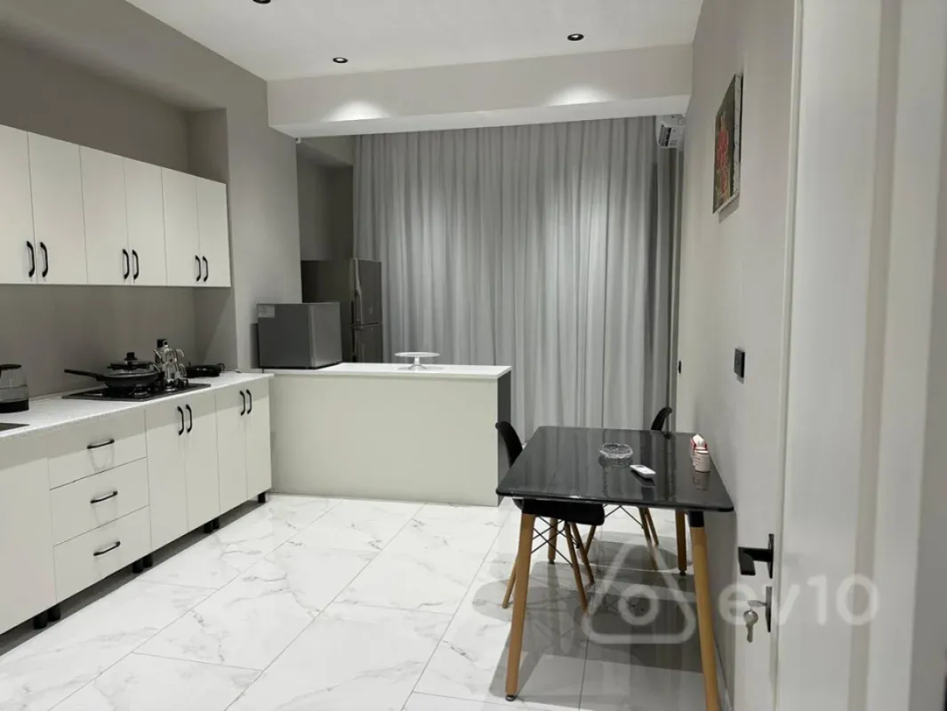 Kirayə verilir 4 otaqlı yeni tikili 180 m²