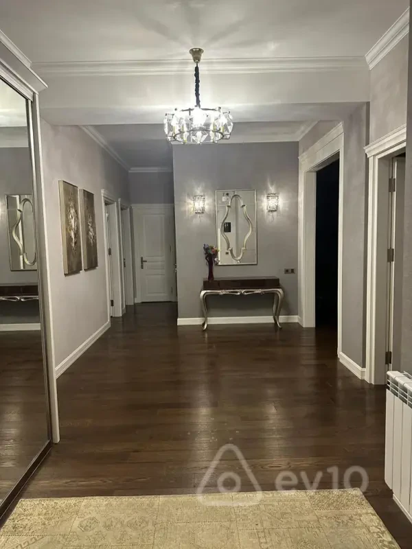 Kirayə verilir 3 otaqlı yeni tikili 155 m²