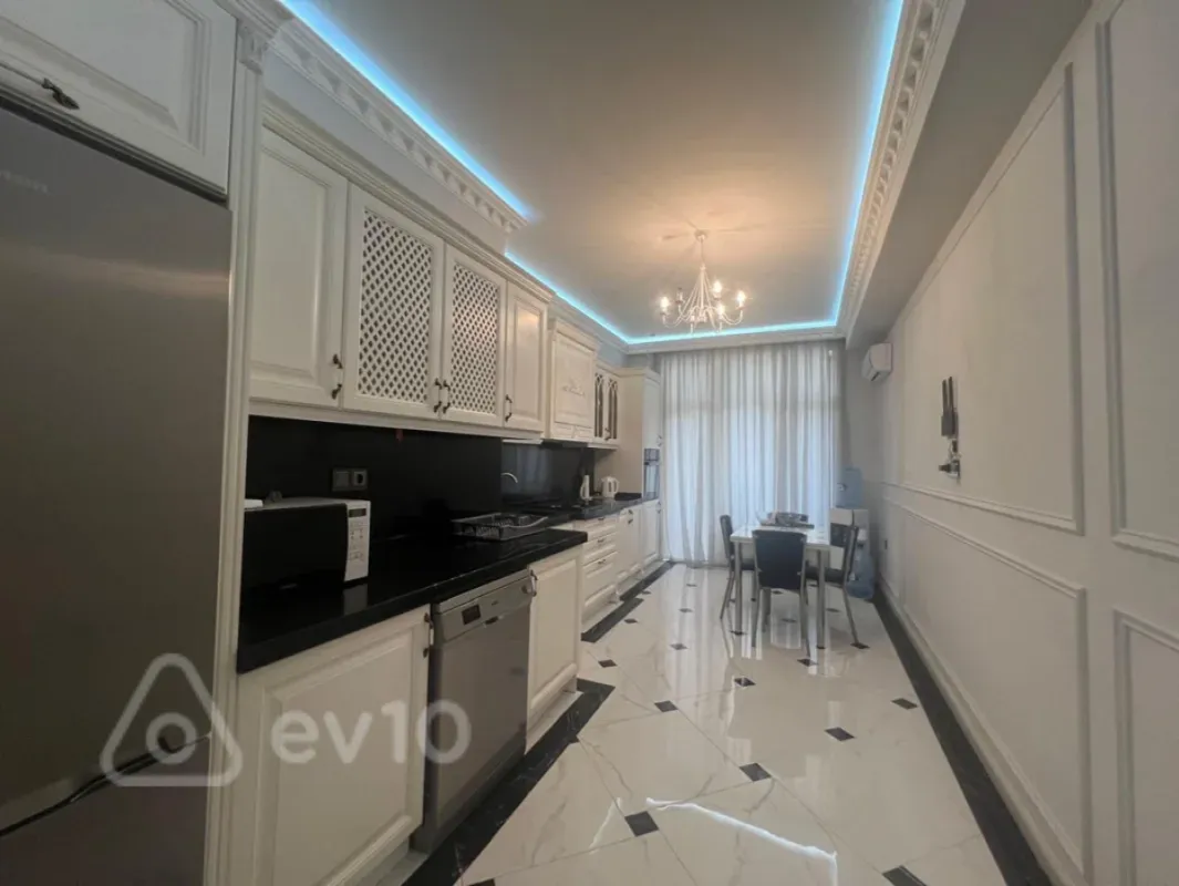 Kirayə verilir 3 otaqlı yeni tikili 170 m²