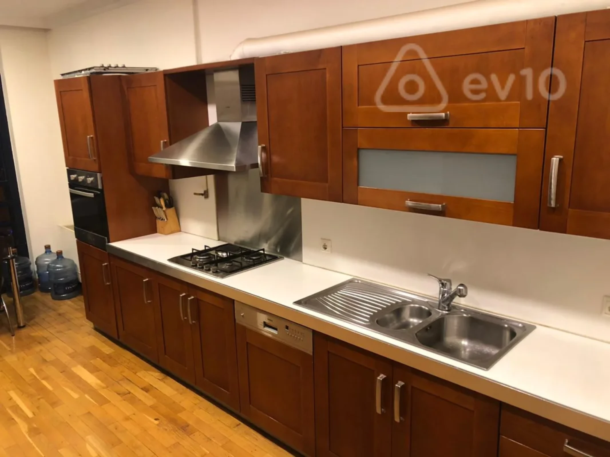 Kirayə verilir 4 otaqlı yeni tikili 220 m²