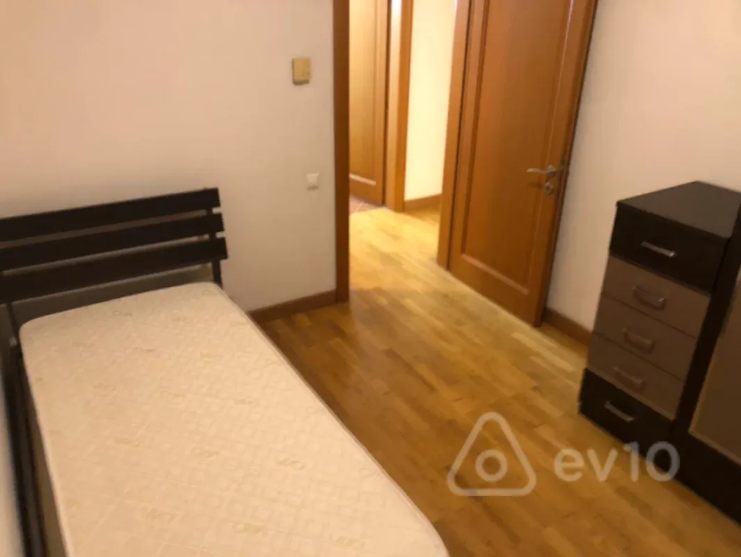 Kirayə verilir 4 otaqlı yeni tikili 220 m²