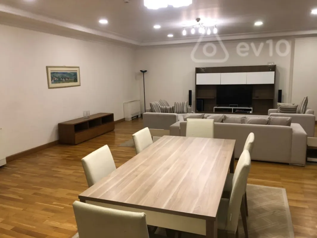 Kirayə verilir 4 otaqlı yeni tikili 220 m²