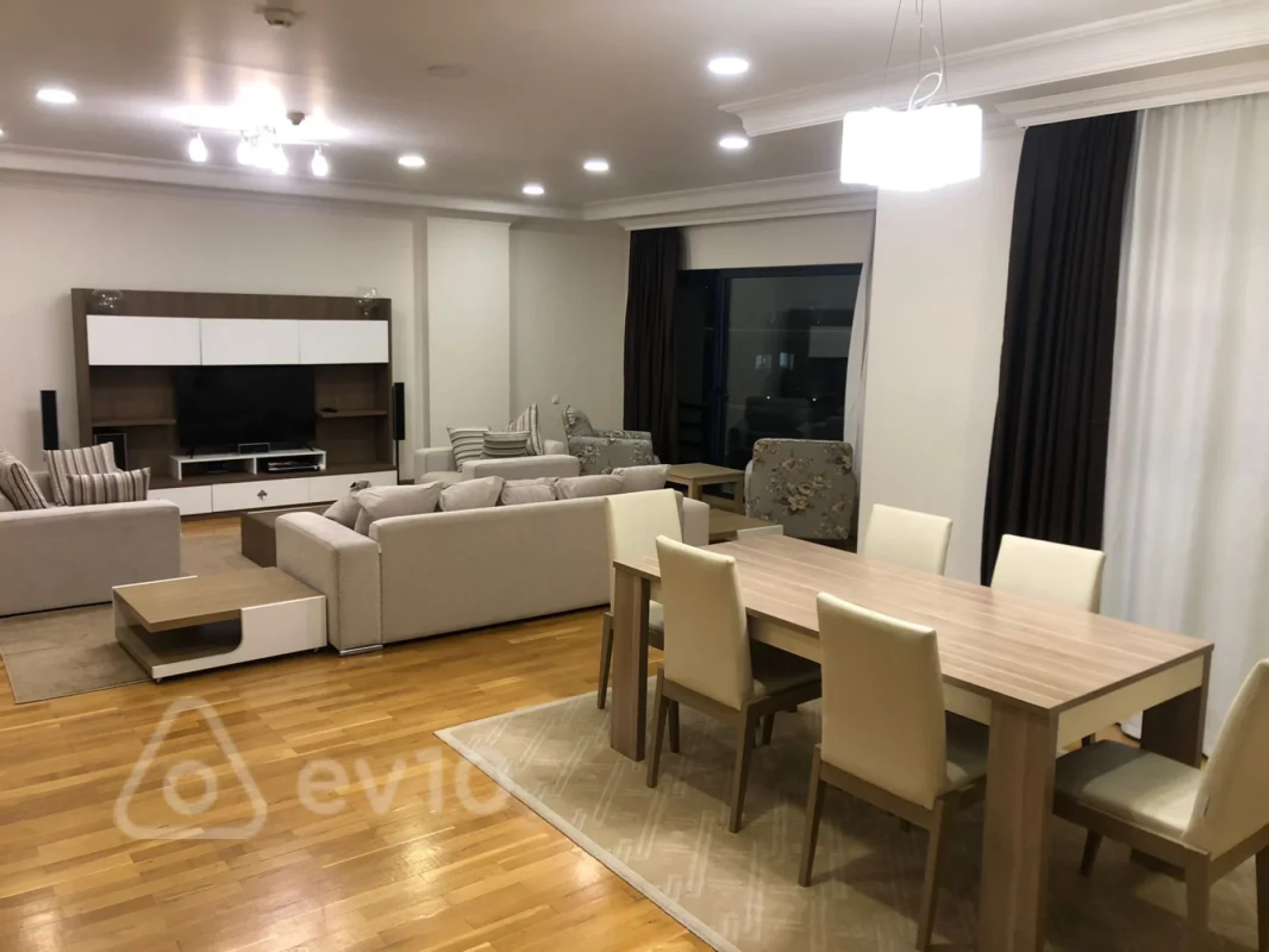 Kirayə verilir 4 otaqlı yeni tikili 220 m²