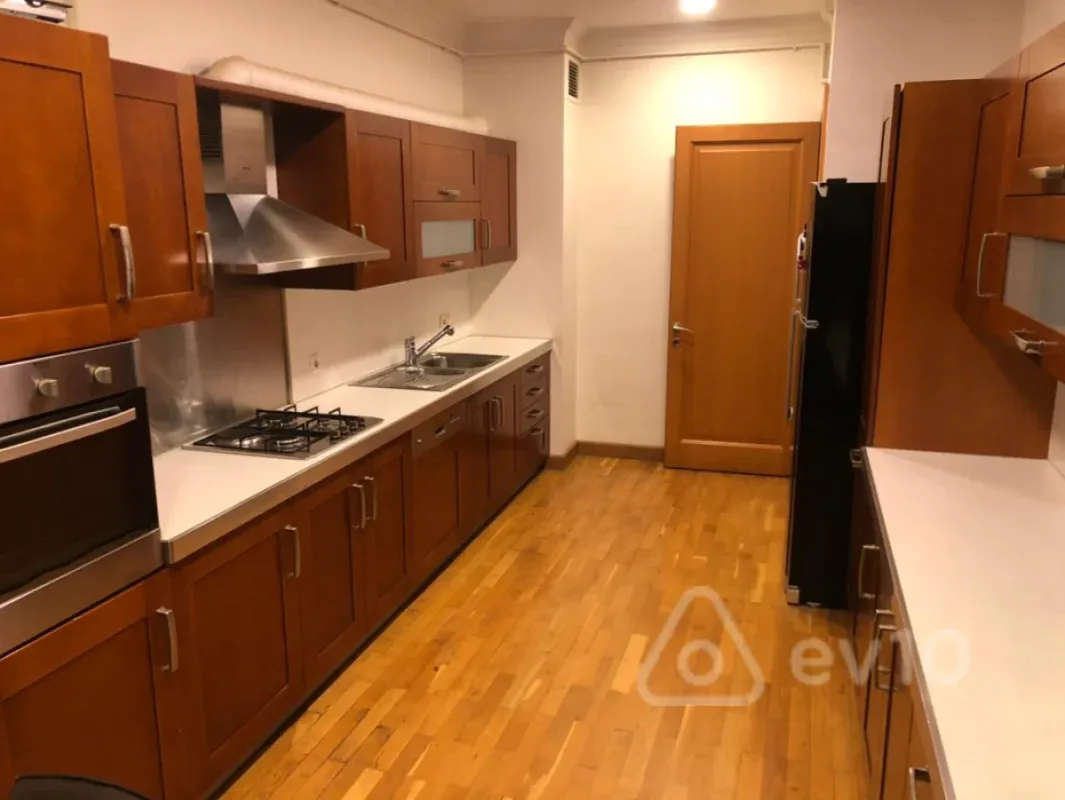 Kirayə verilir 4 otaqlı yeni tikili 220 m²