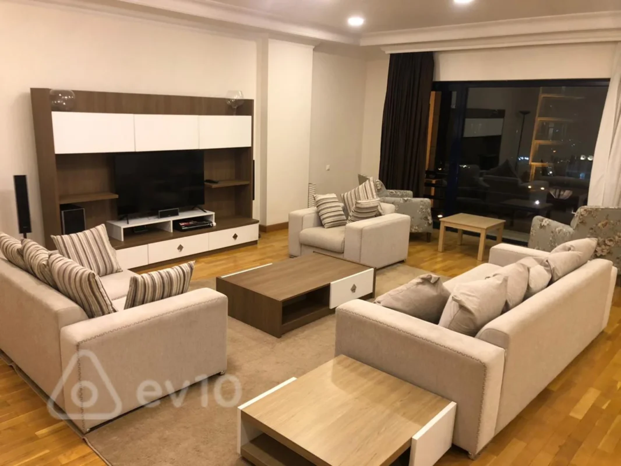 Kirayə verilir 4 otaqlı yeni tikili 220 m²