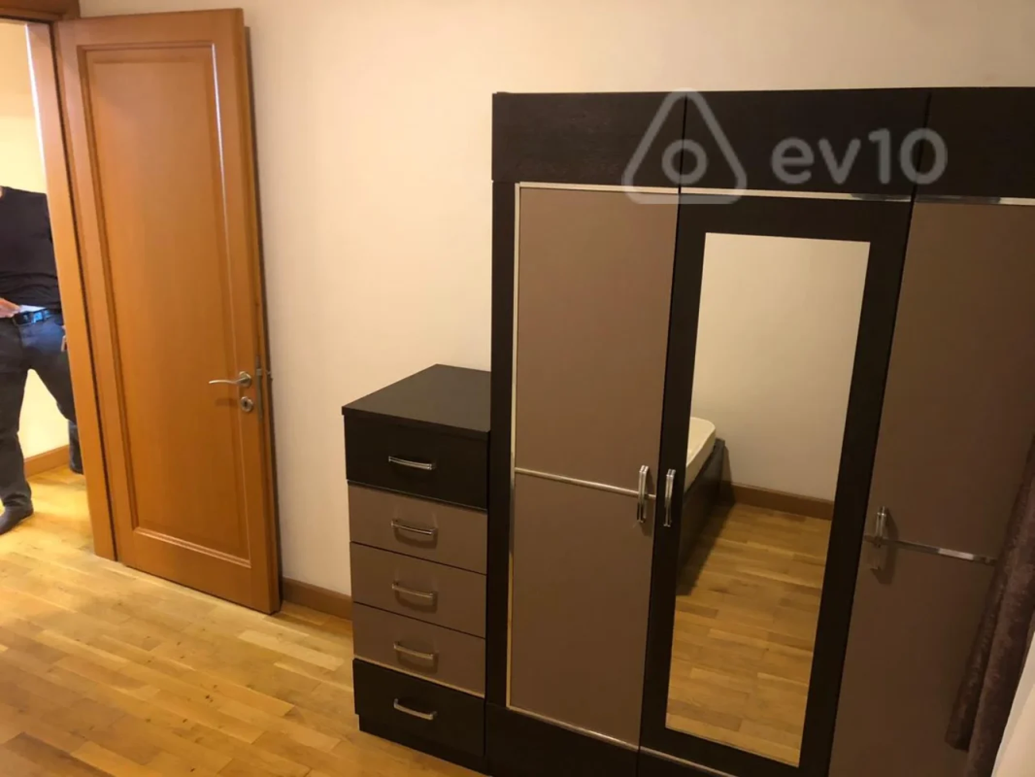Kirayə verilir 4 otaqlı yeni tikili 220 m²