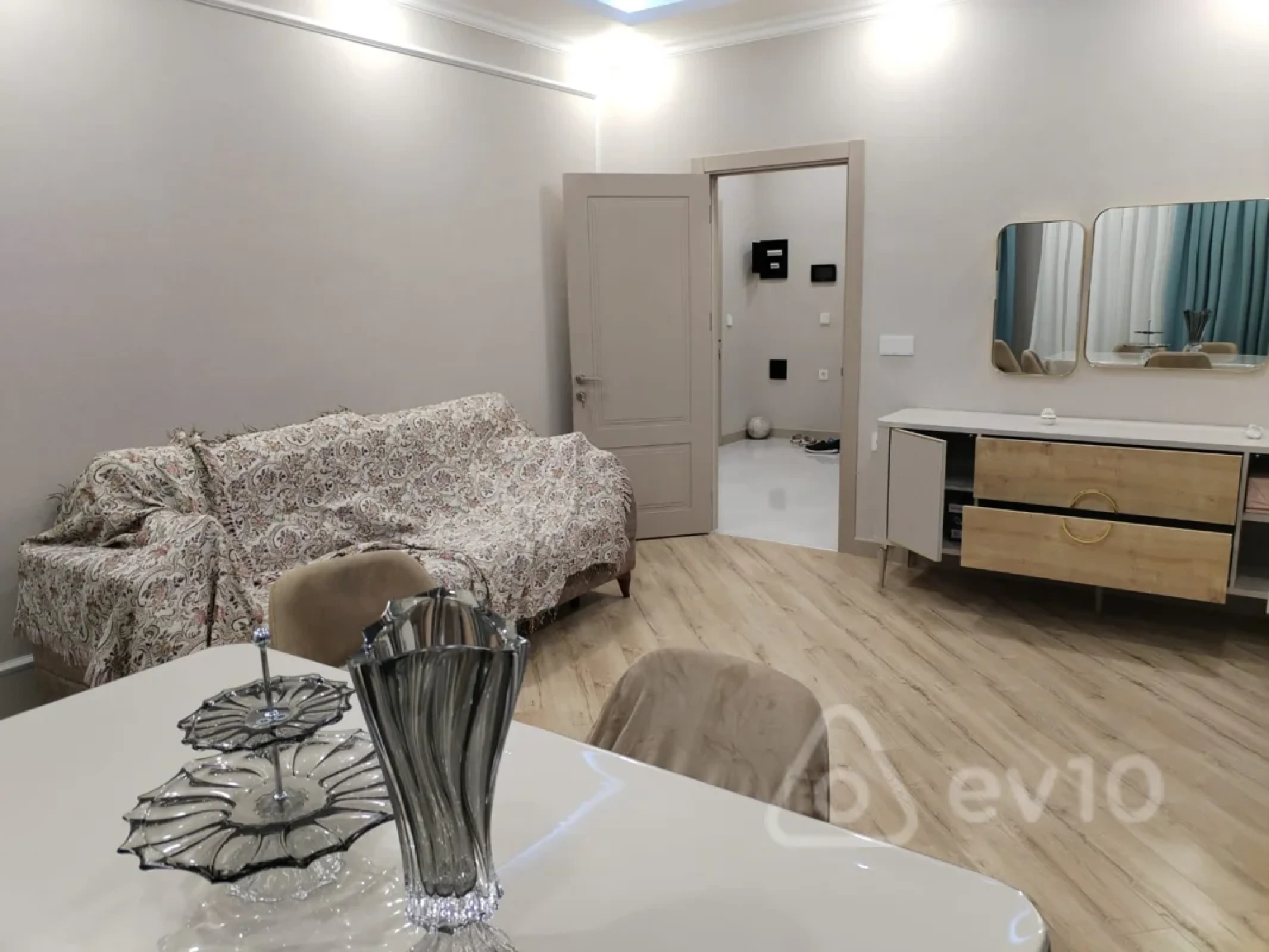 Kirayə verilir 3 otaqlı yeni tikili 110 m²