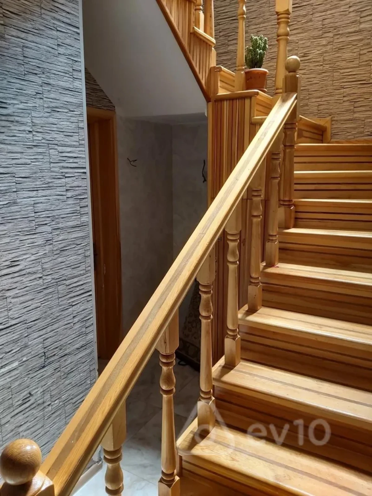 Satılır 7 otaqlı həyət evi 250 m²