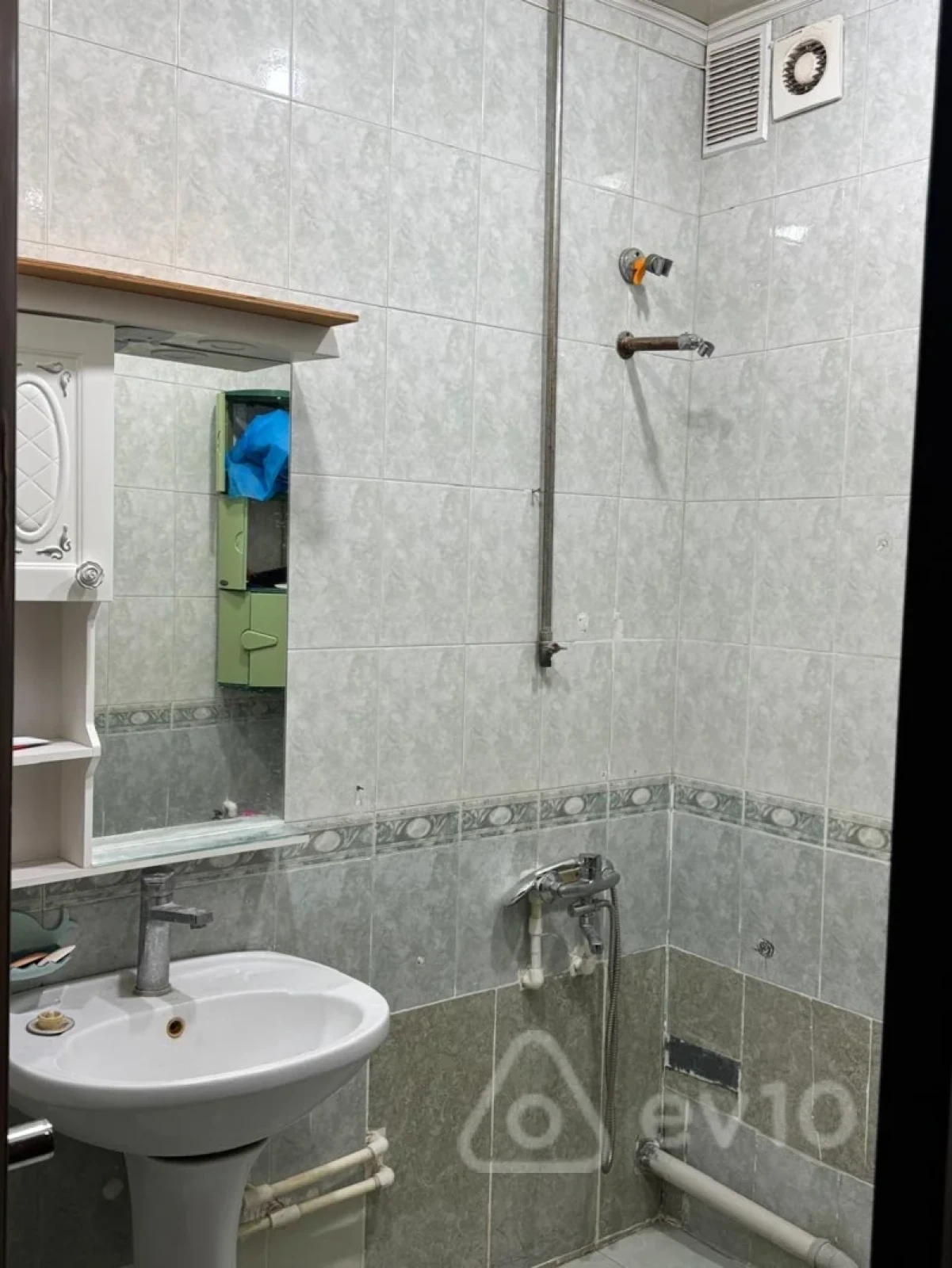 Kirayə verilir 2 otaqlı köhnə tikili 75 m²