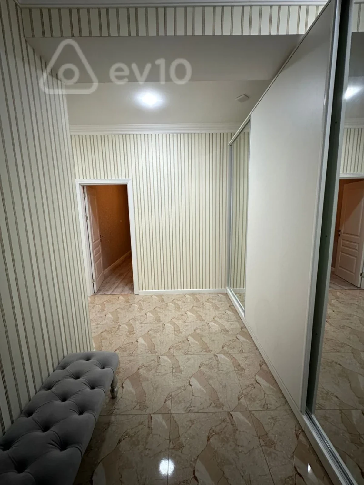 Kirayə verilir 3 otaqlı yeni tikili 137 m²