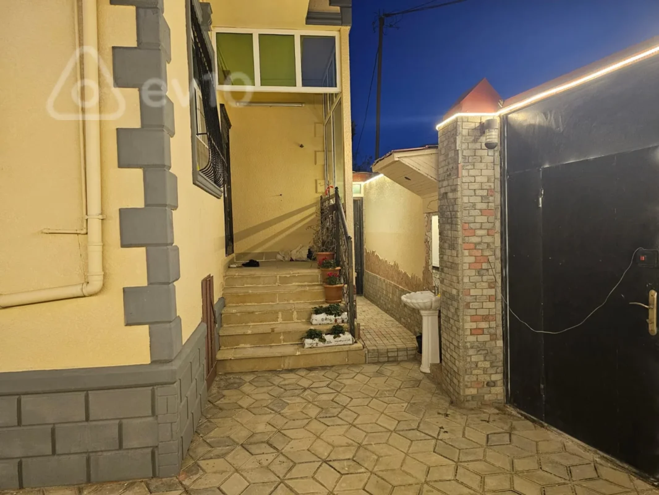 Satılır 4 otaqlı həyət evi 140 m²