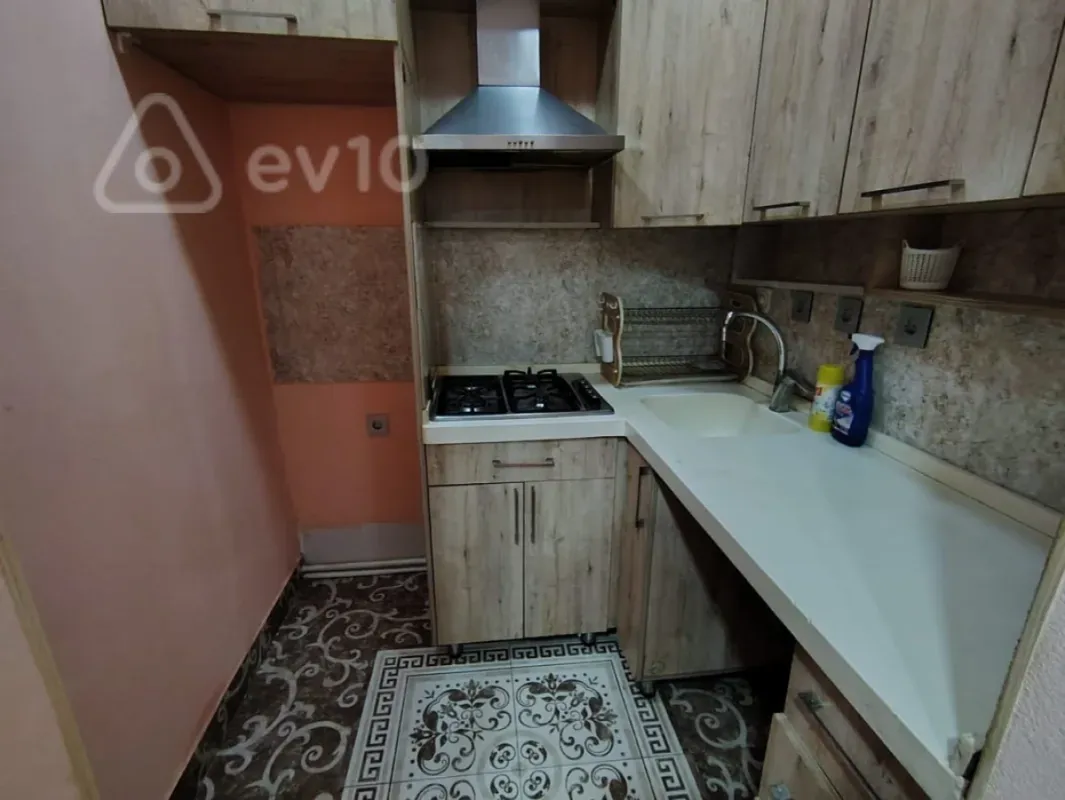 Satılır 3 otaqlı köhnə tikili 75 m²