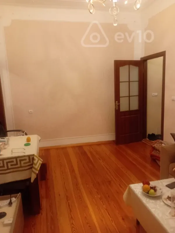 Satılır 2 otaqlı köhnə tikili 45 m²