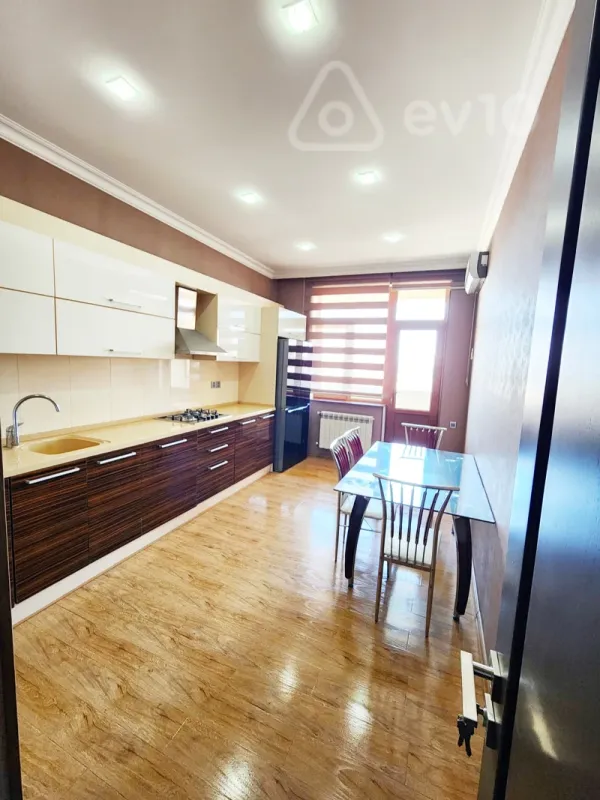 Kirayə verilir 3 otaqlı yeni tikili 140 m²