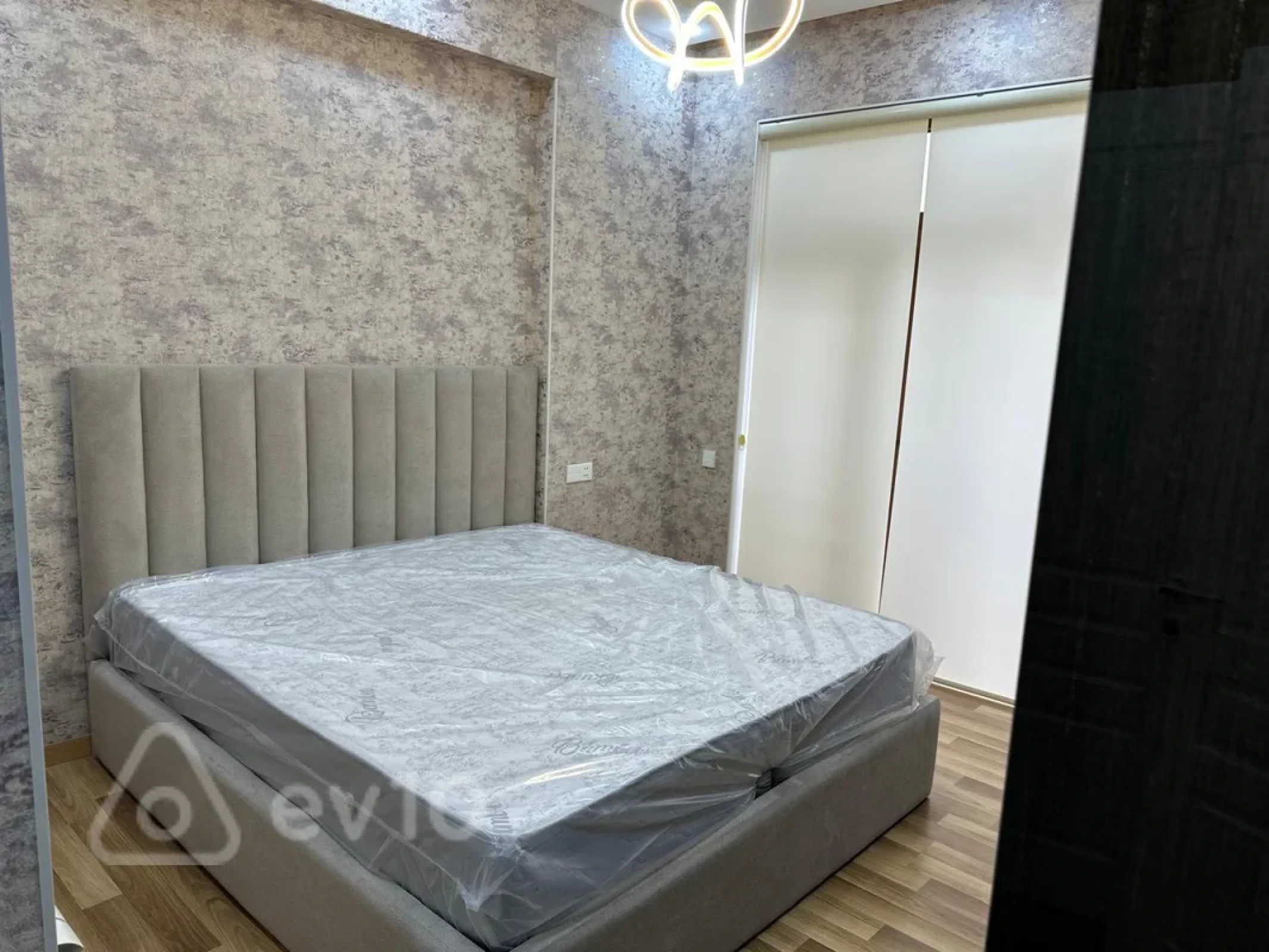 Kirayə verilir 3 otaqlı yeni tikili 140 m²