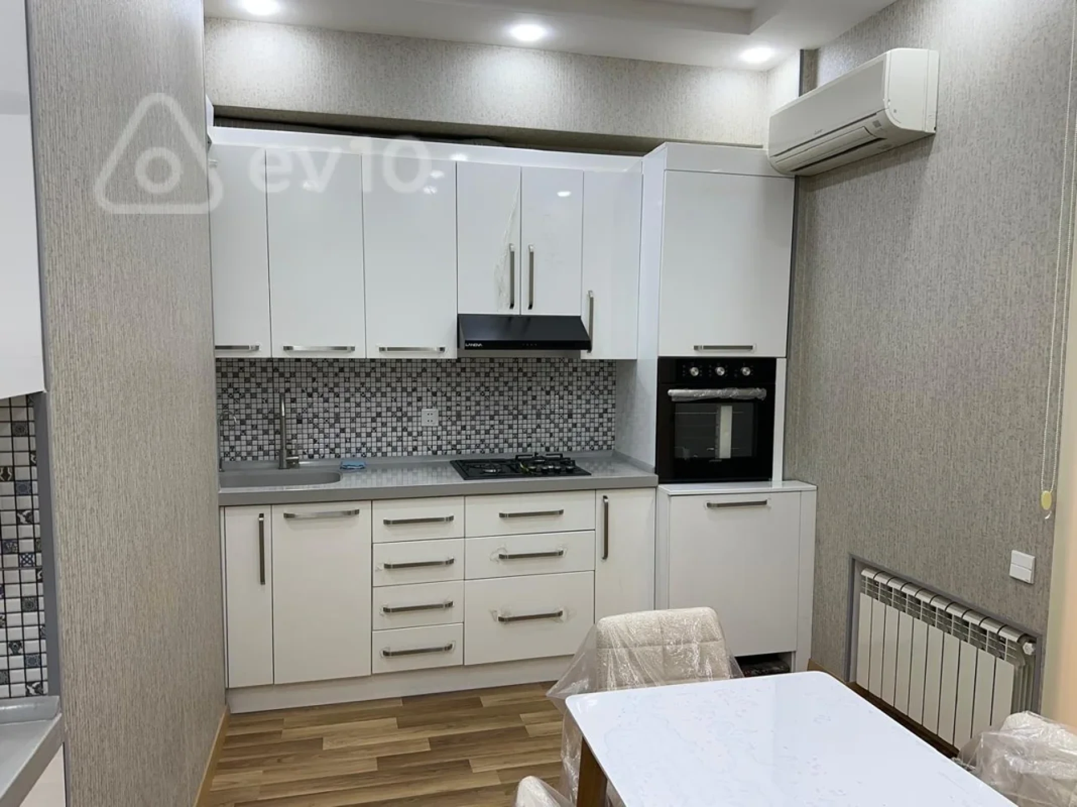 Kirayə verilir 3 otaqlı yeni tikili 140 m²