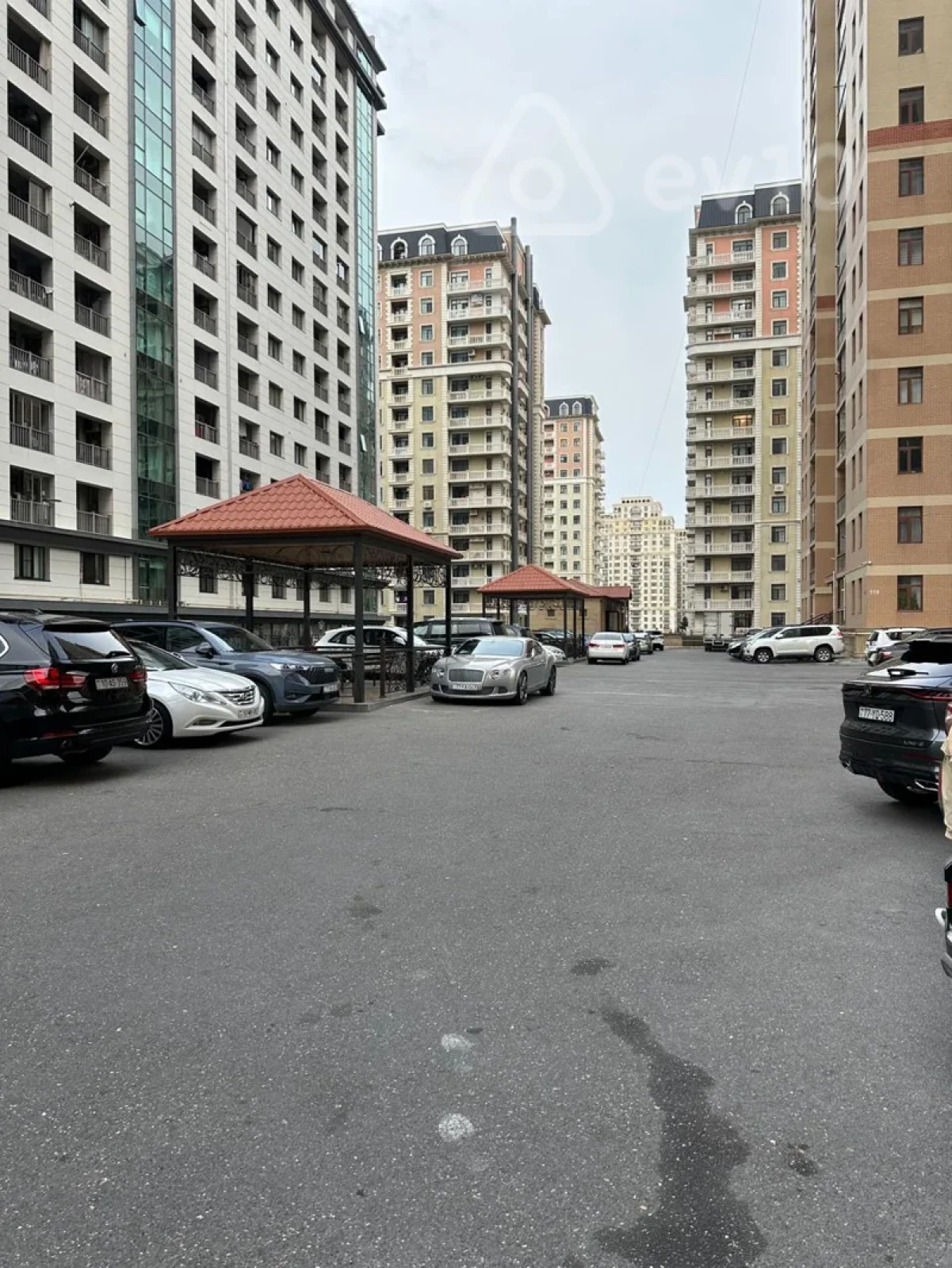 Kirayə verilir 3 otaqlı yeni tikili 140 m²