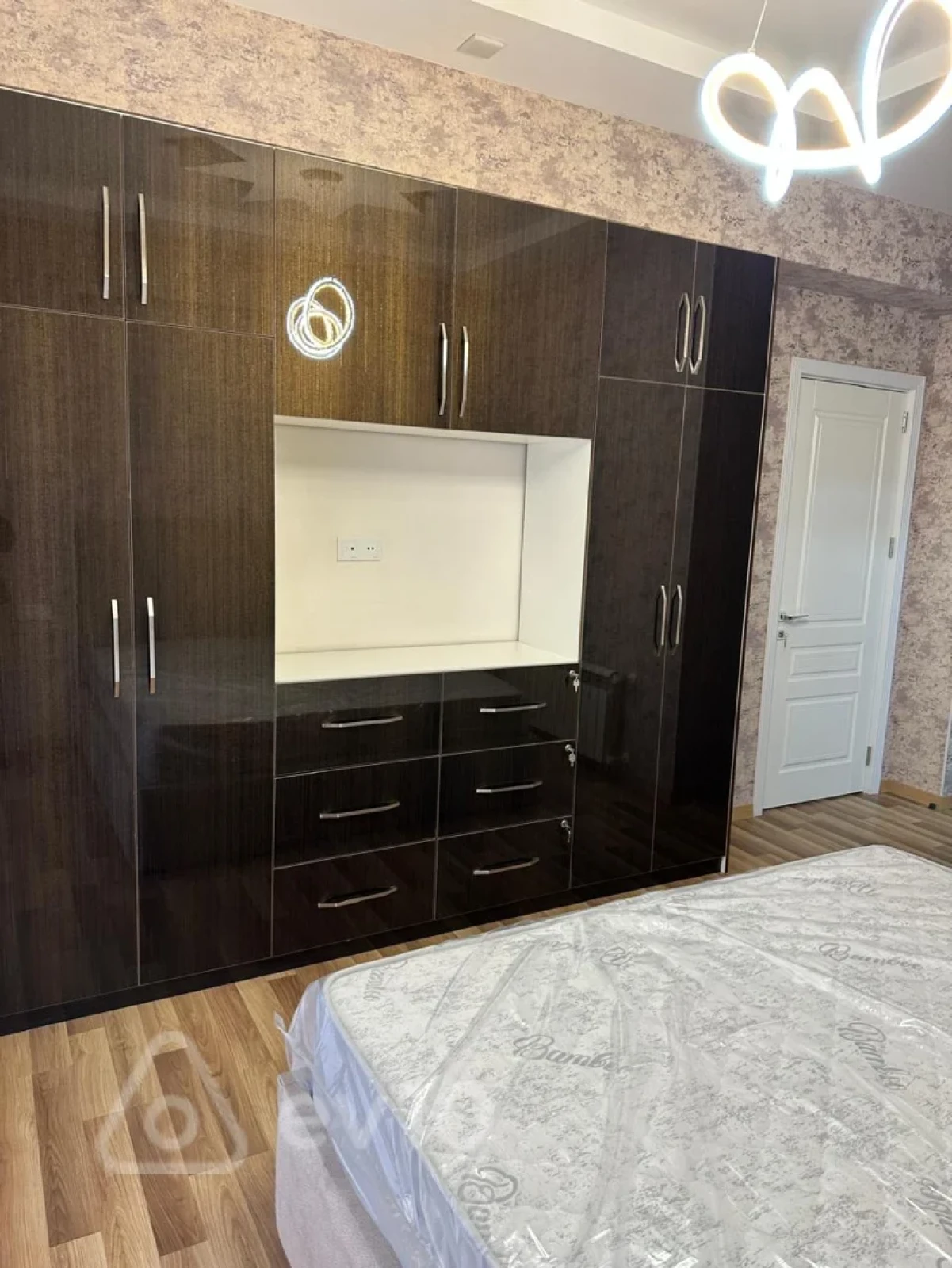 Kirayə verilir 3 otaqlı yeni tikili 140 m²