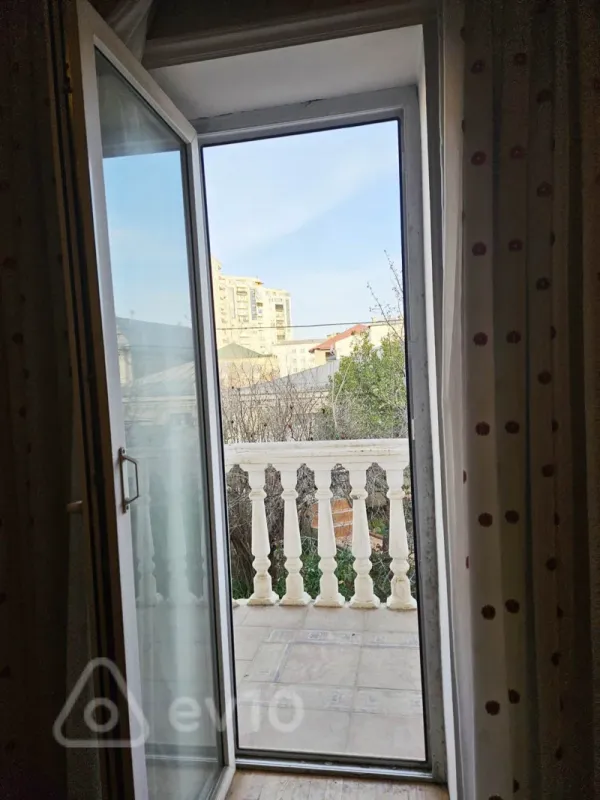 Kirayə verilir 9 otaqlı həyət evi 300 m²